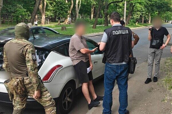 В Одессе мужчина хотел за 40 тысяч долларов купить военные разработки Минобороны В Одессе мужчина хотел за 40 тысяч долларов купить военные разработки Минобороны