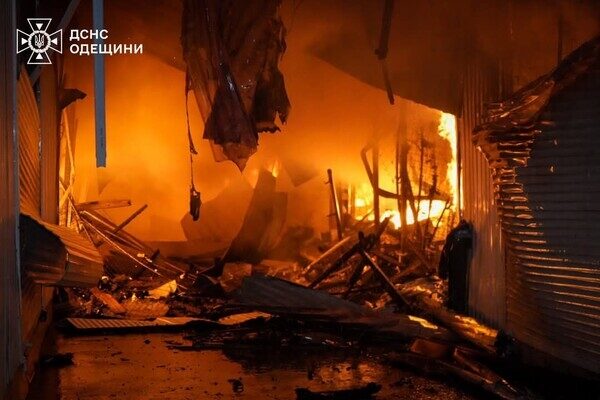 Горит Привоз, есть разрушения в историческом центре: последствия ночного удара по Одессе (обновлено) Горит Привоз, есть разрушения в историческом центре: последствия ночного удара по Одессе (обновлено)