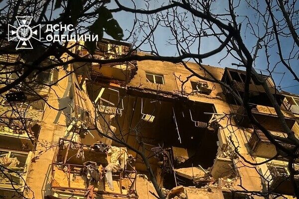 Горит Привоз, есть разрушения в историческом центре: последствия ночного удара по Одессе (обновлено) Горит Привоз, есть разрушения в историческом центре: последствия ночного удара по Одессе (обновлено)