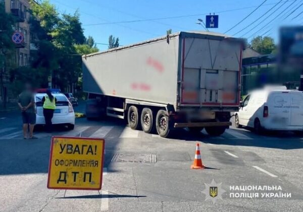 В Одессе под колесами фуры погибла женщина: подробности аварии В Одессе под колесами фуры погибла женщина: подробности аварии