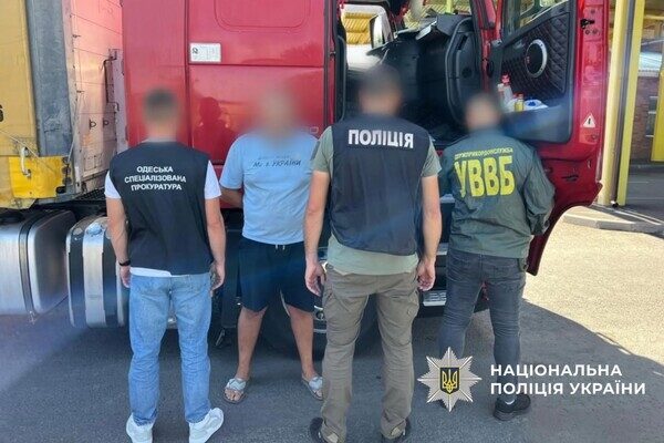 За границу в фуре с газированными напитками: в Одесской области разоблачили предпринимателя-перевозчика За границу в фуре с газированными напитками: в Одесской области разоблачили предпринимателя-перевозчика