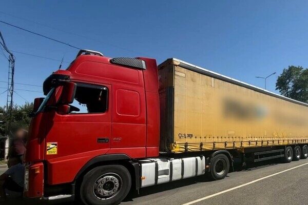 За границу в фуре с газированными напитками: в Одесской области разоблачили предпринимателя-перевозчика За границу в фуре с газированными напитками: в Одесской области разоблачили предпринимателя-перевозчика