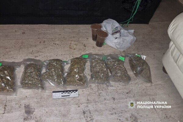 Кокаин в багажнике и домашняя плантация конопли: в Одессе разоблачили наркодельца Кокаин в багажнике и домашняя плантация конопли: в Одессе разоблачили наркодельца