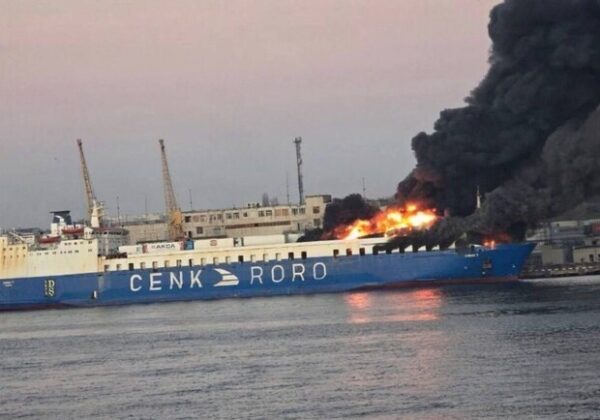 В Одессе после взрывов загорелось судно: травмирован, официальные службы проверяют последствия В Одессе после взрывов загорелось судно: травмирован, официальные службы проверяют последствия
