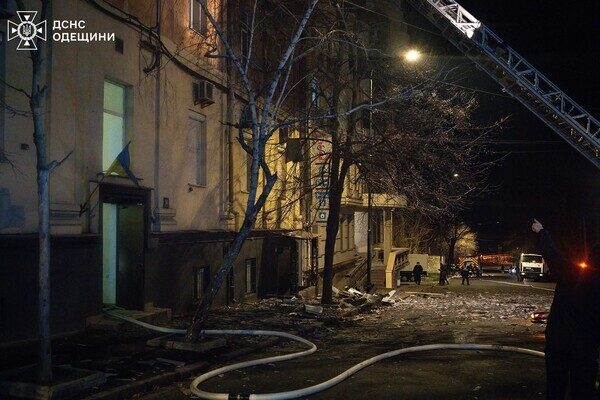 Пожар в доме и повреждение лицея: последствия вечернего обстрела Одессы Пожар в доме и повреждение лицея: последствия вечернего обстрела Одессы