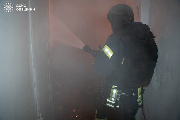 Пожар в доме и повреждение лицея: последствия вечернего обстрела Одессы Пожар в доме и повреждение лицея: последствия вечернего обстрела Одессы