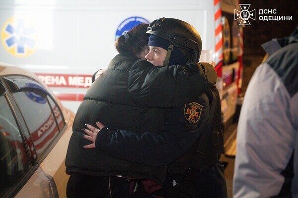 Пожар в доме и повреждение лицея: последствия вечернего обстрела Одессы Пожар в доме и повреждение лицея: последствия вечернего обстрела Одессы