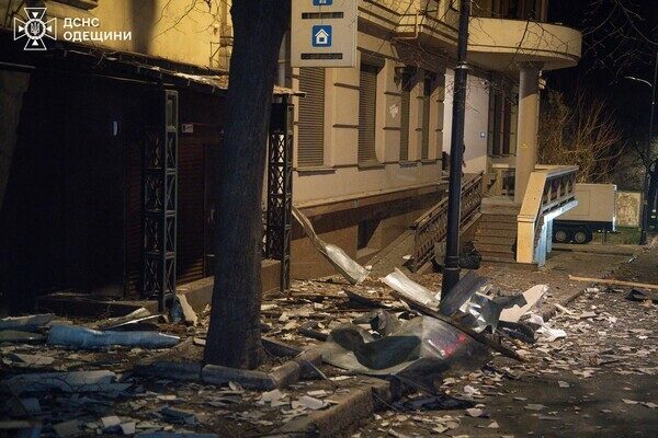 Пожар в доме и повреждение лицея: последствия вечернего обстрела Одессы Пожар в доме и повреждение лицея: последствия вечернего обстрела Одессы