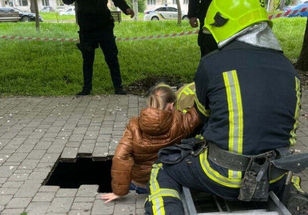 Пропасть посреди тротуара: в Одессе 10-летняя девочка упала в 4-метровую яму Пропасть посреди тротуара: в Одессе 10-летняя девочка упала в 4-метровую яму